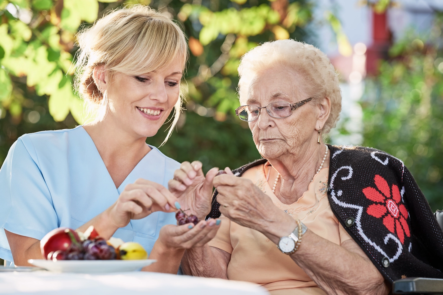 AgoCare UG - Gesundheitsdienstleister - Pflegerin hilft Seniorin beim schälen von Obst