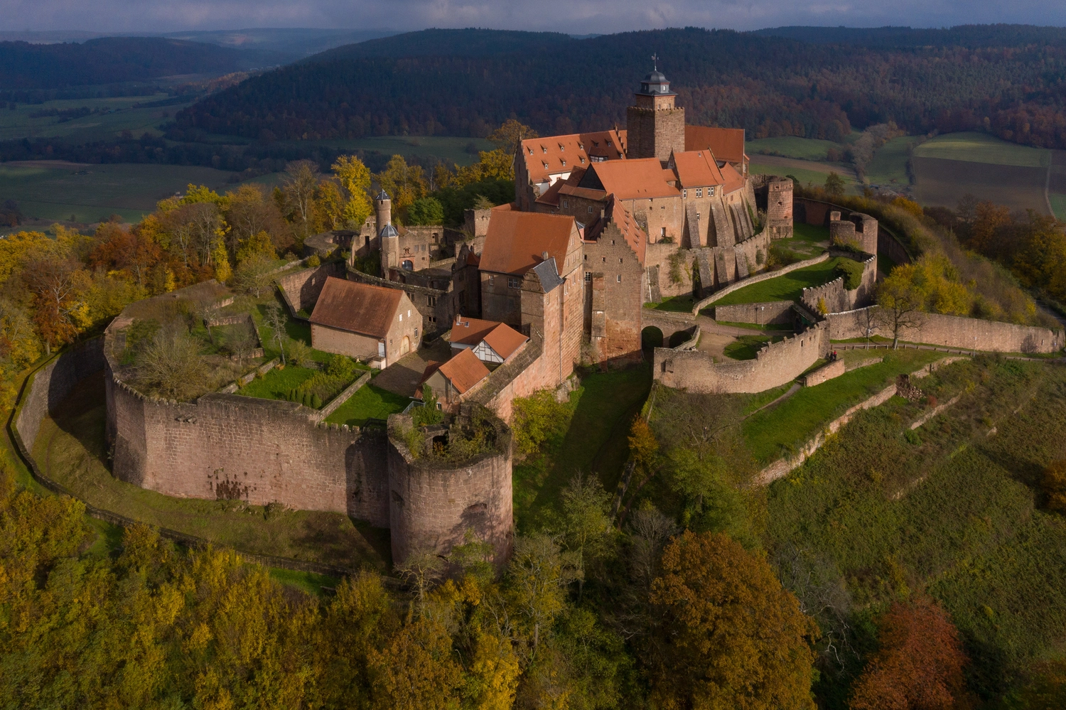 Die Burg-Breuberg an einem Herbsttag am Abend. 